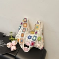 Schicke gehäkelte Baumwolltasche mit bunten Blumenmustern für den Sommerurlaub - Gebrochenes Weiß