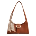 Braune Baguette-Tasche mit Krokostruktur, goldener Schnalle und schickem Halstuch - Braun