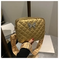 Dettaglio borsa a tracolla dorata trapuntata con farfalla argentata e tracolla - Oro