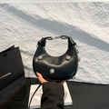 Sac hobo rétro en cuir noir avec gros clous argentés et silhouette en forme de croissant - Noir