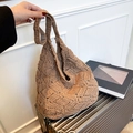 Bruine gehaakte hobo-tas met boheems ruitpatroon op een koffer-achtergrond - Normale Versie (Effen Kleur) / Khaki