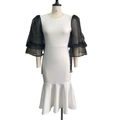Detail der eleganten schwarzen Netzlaternenärmel und Meerjungfrau-Saum am Kleid - S / Weiß