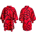 Vista fronte e retro dell'abito a camicia rosso con stampa astratta e orlo asimmetrico - L / Rosso