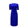 Detailweergave van een koningsblauwe plooijurk met pofmouwen en getailleerde taille op pop - S / Blauw