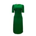 Detalle de un vestido plisado verde hierba con mangas abullonadas y cuello redondo - S / Verde