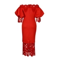 Detail van de rode off-shoulder halslijn met kant en de pofmouwen van de jurk - S / Rood
