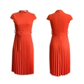 Detalle de vestido midi rojo plisado con manga corta, cinturón y cuello alto - S / Naranja