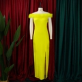 Detail des gelben schulterfreien Kleides mit Federbesatz und elegantem hohem Schlitz - S / Gelb