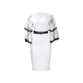 Detalle de vestido tubo blanco con mangas acampanadas y cinturón negro con hebilla - S / Blanco