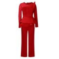 Détail de l'ensemble rouge deux pièces avec haut à basque et perles élégantes sur l'épaule - S / Rouge