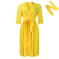 Elegantes gelbes Midikleid mit V-Ausschnitt, Faltenrock und passendem Taillengürtel - S / Gelb