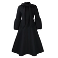 Details des eleganten Schleifenausschnitts und der Puffärmel an diesem schwarzen Kleid - S / Schwarz