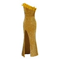 Detail eines goldenen Pailletten-Abendkleids mit Feder-Ausschnitt und hohem Beinschlitz - S / Gold