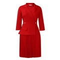 Detail van een rode blazerjurk met elegante reverskraag en geplooide rokontwerp - S / Rood