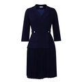 Detailweergave van de donkerblauwe geplooide jurk met reverskraag en gouden knopen - S / Donkerblauw