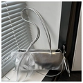 Primer plano del bolso de cuero metalizado plateado con detalle de lazo de encaje blanco - Plateado