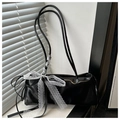 Detalle de bolso de hombro negro brillante con un lazo de encaje blanco en el lateral - Negro