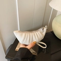 Mini sac croissant crème avec texture plissée et dragonne zippée en métal argenté - Blanc