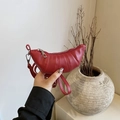 Mini sac croissant rouge en cuir plissé brillant avec bandoulière et zip argenté - Rouge