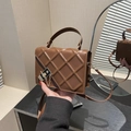 Borsa a tracolla marrone trapuntata con patta asimmetrica e dettaglio a catena argento - Marrone