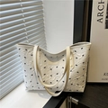 Witte shopper met zwarte strikprint en geplooide textuur voor stijlvol woon werkverkeer - Wit