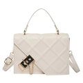 Schicke beige Stepptasche mit goldener Kette und asymmetrischem Klappendesign für Damen - Weiß