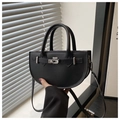 Détail du sac à main noir semi-circulaire avec boucle argentée et lanières en cuir - Noir