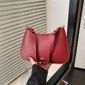 Bolso de hombro media luna burdeos retro con logo dorado y correa de cuero - Rojo