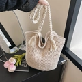 Beige Häkel-Einkaufstasche mit Fransenquasten und Seilgriffen für den Strandurlaub-Stil - Gebrochenes Weiß