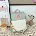 Grüner und cremefarbener Oxford-Rucksack mit Kaninchen-Patch auf Spitzenhintergrund - Grün