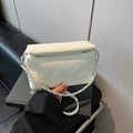 Borsa a scatola bianca lucida da donna con trama a serpente e tracolla a catena argento - Bianco