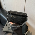 Borsa a scatola nera con motivo a serpente, catena d'argento e finitura in PU lucido - Nero
