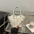Bolso de hombro de jacquard floral con asa de cuero verde en soporte metálico moderno - Verde