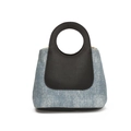 Bolso tipo cubo de mezclilla azul con tachuelas plateadas y asa circular negra en fondo blanco - Azul/Negro