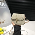 Beige Stroh-Satteltasche mit weißen Blumenstickereien und goldenem Druckknopf - Khaki