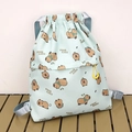 Zaino in tela verde chiaro con coulisse, stampa Capybara e spalline azzurre - Azzurro