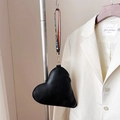 Elegante pochette a cuore in pelle nera con cinturino LOVE colorato e cerniera dorata - Nero