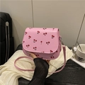 Bolso rosa con estampado de cerezas y correa ajustable para un estilo casual de verano - Rosa
