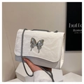 Gros plan du sac en cuir plissé blanc avec breloque papillon et bandoulière chaîne - Blanc