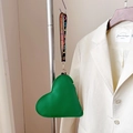 Portamonete verde a cuore in pelle martellata con cinturino da polso intrecciato - Verde