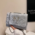 Bolso bandolera de cuero plateado arrugado con mariposa de metal grande y cadena - Plateado