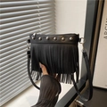 Borsa a tracolla vintage nera con rivetti argentati e lunghe frange tenuta a mano - Nero