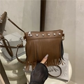 Sac bandoulière vintage marron avec longues franges et clous argentés pour femme - Marron