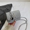 Glitzernde silberne Umhängetasche mit Strass-Sternanhänger und Kettenriemen - Silber