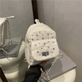 Schicker gesteppter Mini-Rucksack in Cremeweiß mit silberner Kette und Strass-Akzent - Weiß