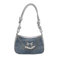 Borsa a spalla in denim blu con farfalla d'argento, perle e dettagli in catena - Blu