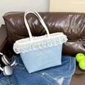 Bolso tipo cubo de lona azul con ribete de encaje blanco y bordado en asas de cuero - Azul claro