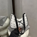 Sac sous le bras blanc en croissant avec imprimé nœuds noirs et pendentif cœur - Blanc