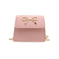 Mini Umhängetasche in Rosa mit goldener Schleife und Kette für einen süßen Look - Rosa