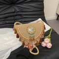Boho Stroh-Satteltasche mit bunten Quasten und Ethno-Perlenanhängern für den Strandurlaub - Khaki